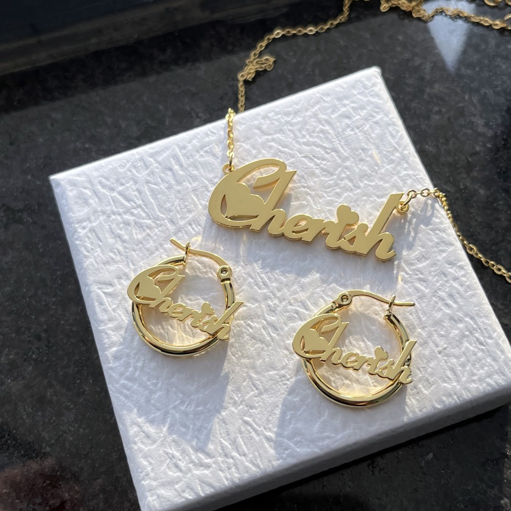 Комплект ювелирных изделий из  – обзор и цена Engraved Name Necklace